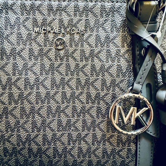 MICHAEL KORS. NEW -SILVER JET SET CHARM - Picture 10 of 10